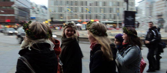Des suédoises, blondes, avec des couronnes conceptuelles.